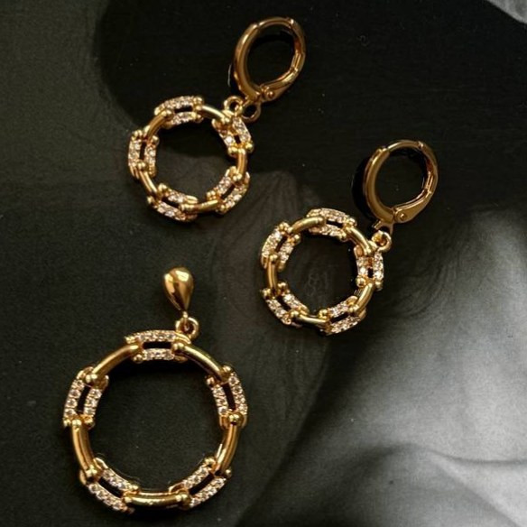 نیم ست گردنبند و گوشواره طرح جواهری طرح حلقه نگین رنگ ثابت کد sm (پس کرایه)