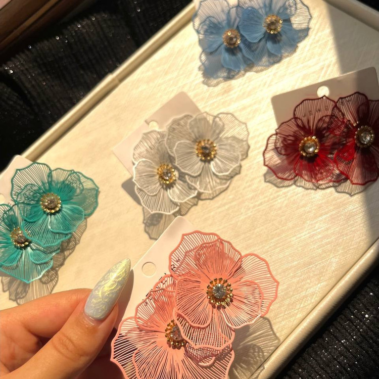 گوشواره آبکاری نقره طرح گل توری فشن تنوع رنگ رنگ ثابت کد sm (پس کرایه)
