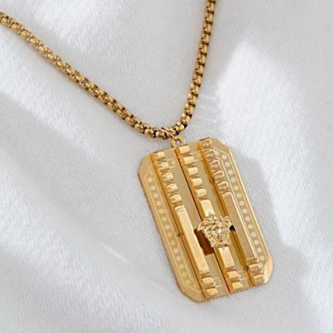 گردنبند و آویز پلاک استیل مردانه طرح ورساچ Versace طلایی رنگ ثابت کد sm (پس کرایه)