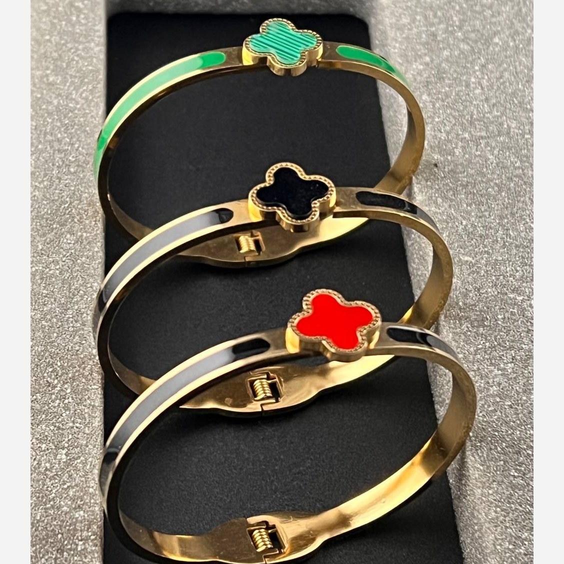دستبند النگویی و بنگل استیل زنانه طرح گل ونکلیف Vancleef رنگبندی رنگ ثابت کد ki (پس کرایه)