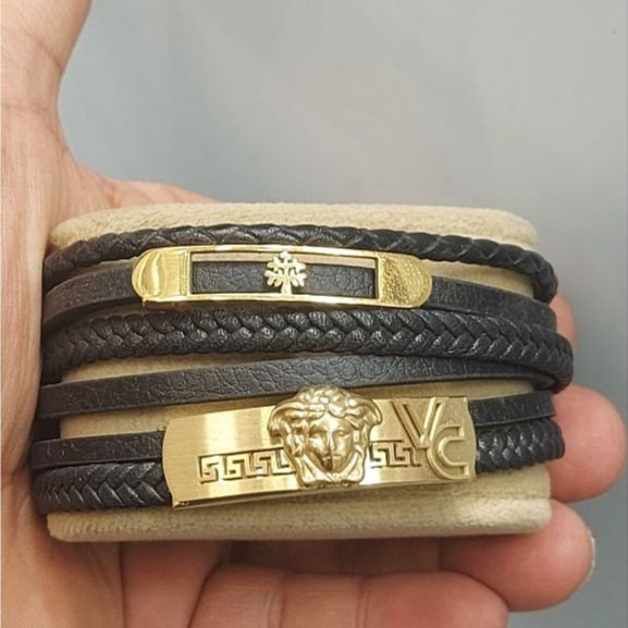 دستبند چرمی قفل و پلاک استیل مردانه طرح گوچی Gucci کیفیت چرم عالی در تنوع طرح رنگ ثابت کد bn (پس کرایه)