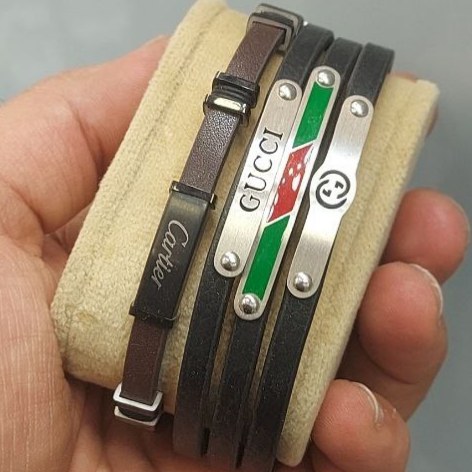 دستبند چرمی قفل و پلاک استیل مردانه طرح گوچی Gucci کیفیت چرم عالی در تنوع طرح رنگ ثابت کد bn (پس کرایه)