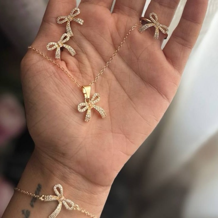 ست کامل گردنبند و دستبند و انگشتر و گوشواره زنانه طرح پاپیون نگین رنگ ثابت کد sm (پس کرایه)