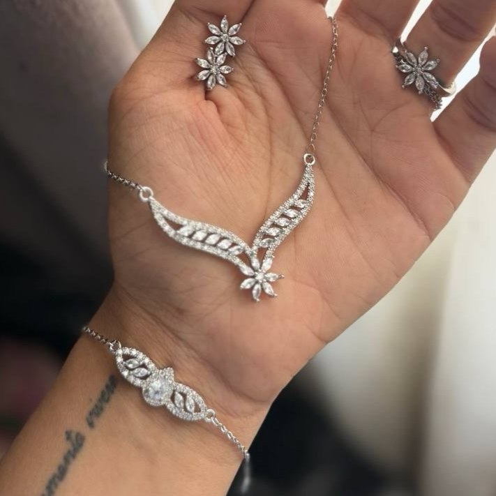 ست کامل گردنبند و دستبند و انگشتر و گوشواره زنانه طرح گل نگین رنگ ثابت کد sm (پس کرایه)