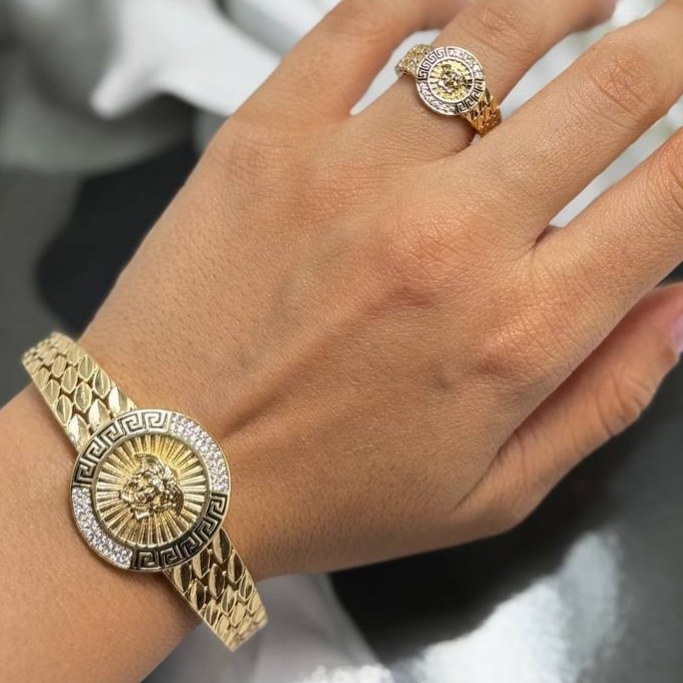 نیم ست دستبند و انگشتر طرح جواهری زنانه طرح ورساچ Versace مدل پهن رنگ ثابت کد sm (پس کرایه)