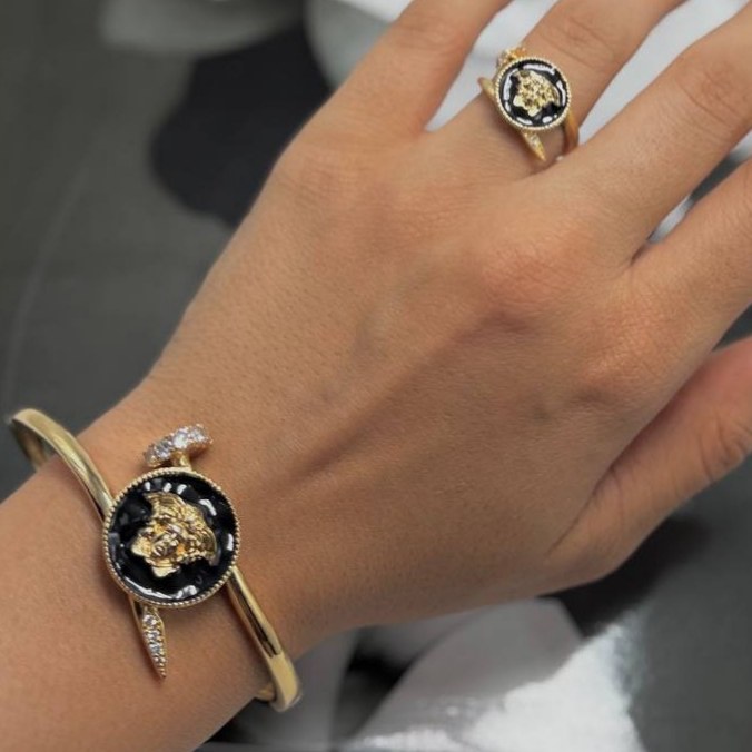 نیم ست دستبند و انگشتر طرح جواهری زنانه طرح میخ پلاک ورساچ Versace تنوع طرح رنگ ثابت کد sm (پس کرایه)