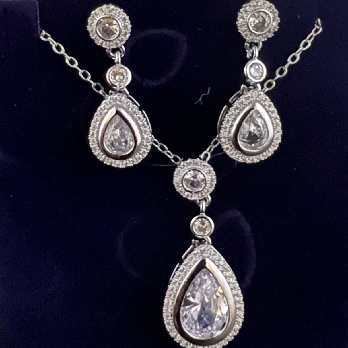 نیم ست گردنبند و گوشواره طرح جواهری نگین دار زنانه طرح آویز اشکی تنوع طرح رنگ ثابت کد ki (پس کرایه)