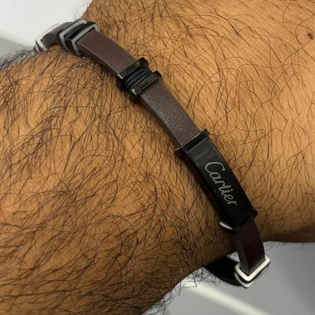 دستبند چرمی قفل و پلاک استیل مردانه کارتیر Cartier قهوه ای کیفیت چرم عالی تنوع طرح رنگ ثابت کدbn (پس کرایه)