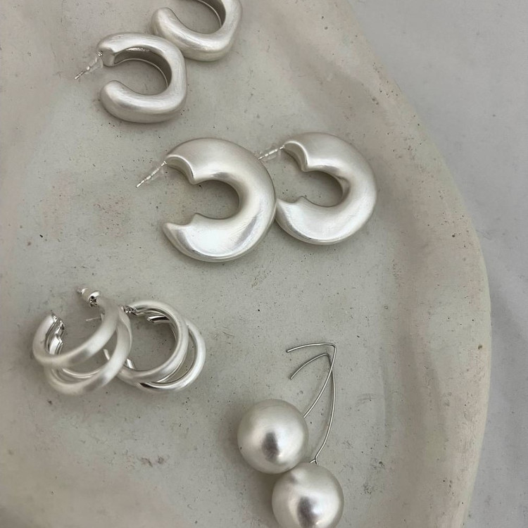 گوشواره آبکاری نقره در تنوع طرح رنگ ثابت کد tj (پس کرایه)