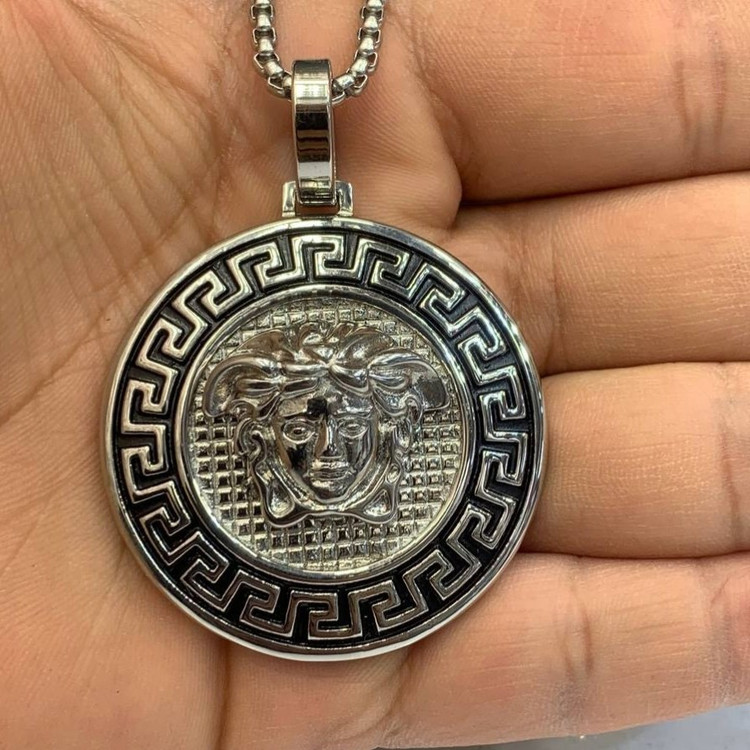 گردنبند و آویز پلاک استیل مردانه طرح ورساچه Versace رنگ ثابت کد bn (پس کرایه)
