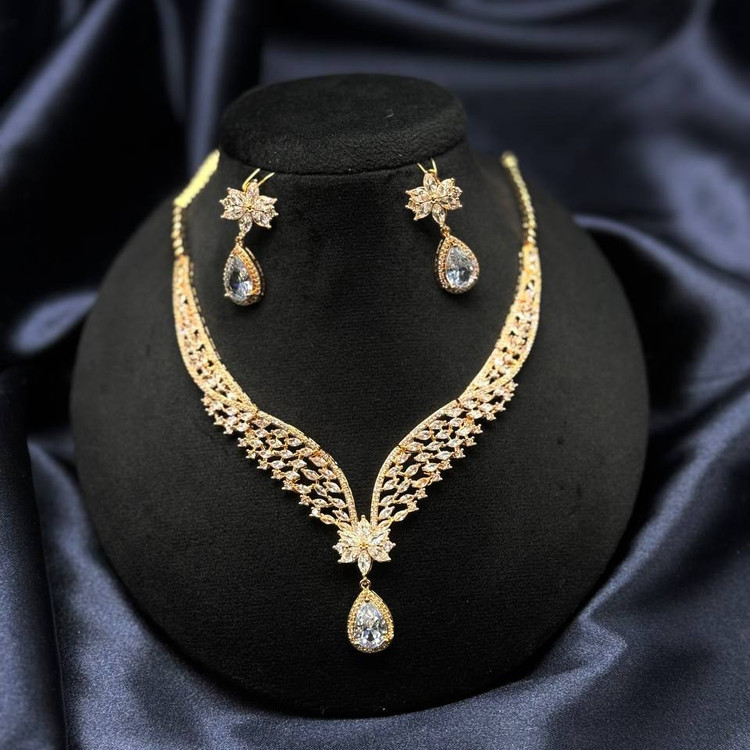 نیم ست گردنبند و گوشواره طرح جواهری زنانه طرح وسط گل نگین و اشک آویز رنگ ثابت کد sm (پس کرایه)