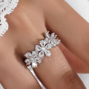 انگشتر طرح جواهری زنانه طرح سه گل نگین فری سایز Free size تنوع طرح رنگ ثابت کد mp (پس کرایه)