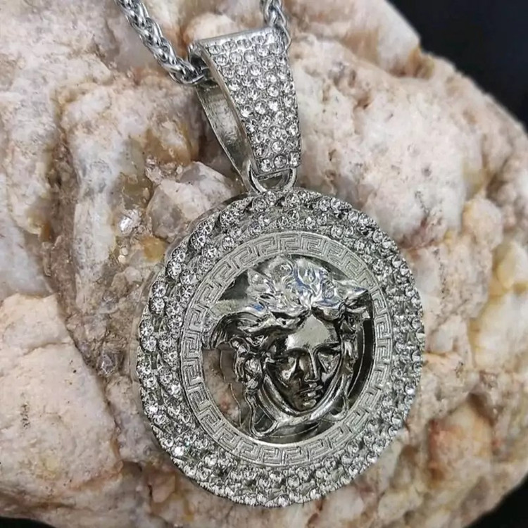 گردنبند و آویز پلاک فول نگین طرح ورساچه Versace رنگ ثابت کد vn (پس کرایه)