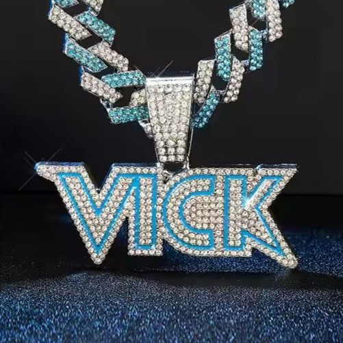 گردنبند و آویز پلاک فول نگین طرح VICK رنگ ثابت کد vn (پس کرایه)