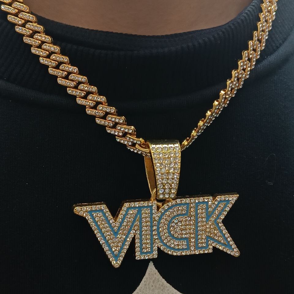 گردنبند و آویز پلاک فول نگین طرح  VICK  رنگ ثابت کد vn (پس کرایه)