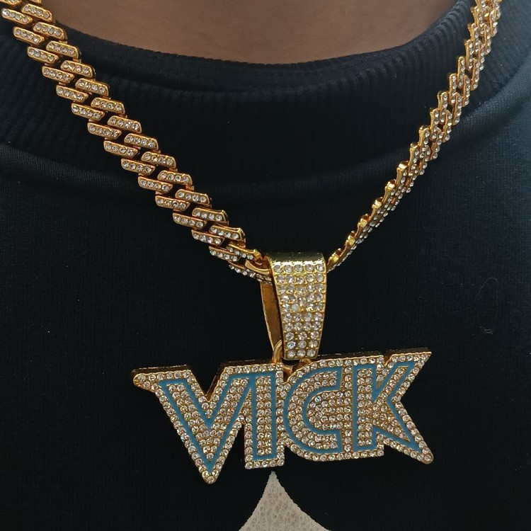 گردنبند و آویز پلاک فول نگین طرح VICK رنگ ثابت کد vn (پس کرایه)