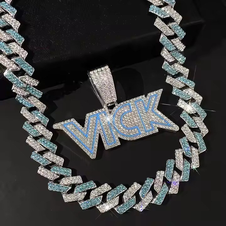 گردنبند و آویز پلاک فول نگین طرح VICK رنگ ثابت کد vn (پس کرایه)