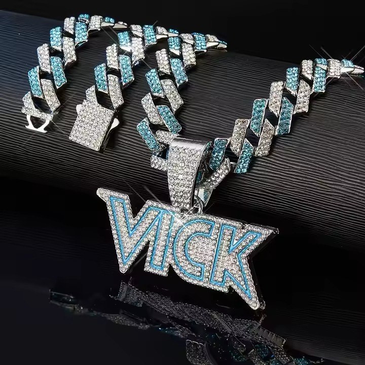 گردنبند و آویز پلاک فول نگین طرح VICK رنگ ثابت کد vn (پس کرایه)