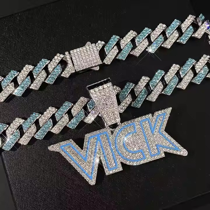 گردنبند و آویز پلاک فول نگین طرح VICK رنگ ثابت کد vn (پس کرایه)