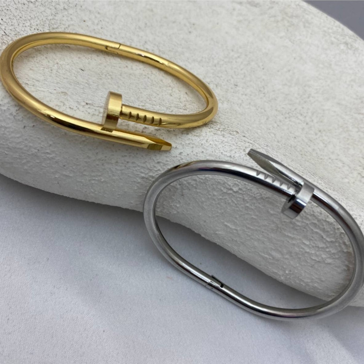 دستبند استیل مردانه طرح میخ کارتیه رنگ ثابت کد tj (پس کرایه)