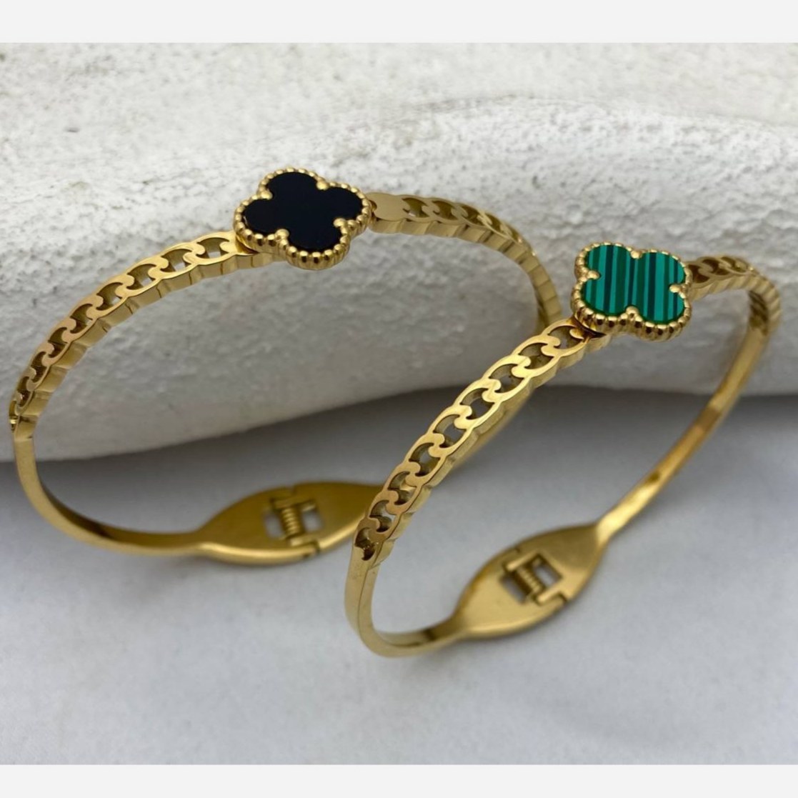 دستبند النگویی و بنگل استیل زنانه طرح گل ونکلیف Vancleef سبزو مشکی رنگ ثابت کد tj (پس کرایه)