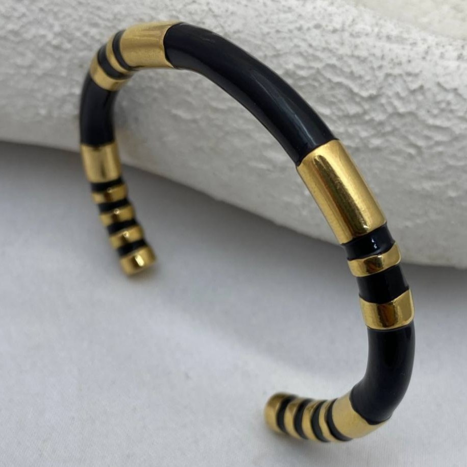 دستبند و بنگل استیل زنانه و مردانه طرح مینا کاری رنگ ثابت کد tj (پس کرایه)