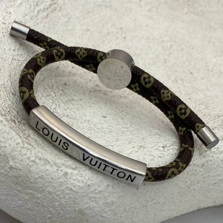 دستبند چرمی قفل استیل مردانه طرح لویی ویتون LOUIS VUITTON کیفیت چرم عالی رنگ ثابت کد tj (پس کرایه)