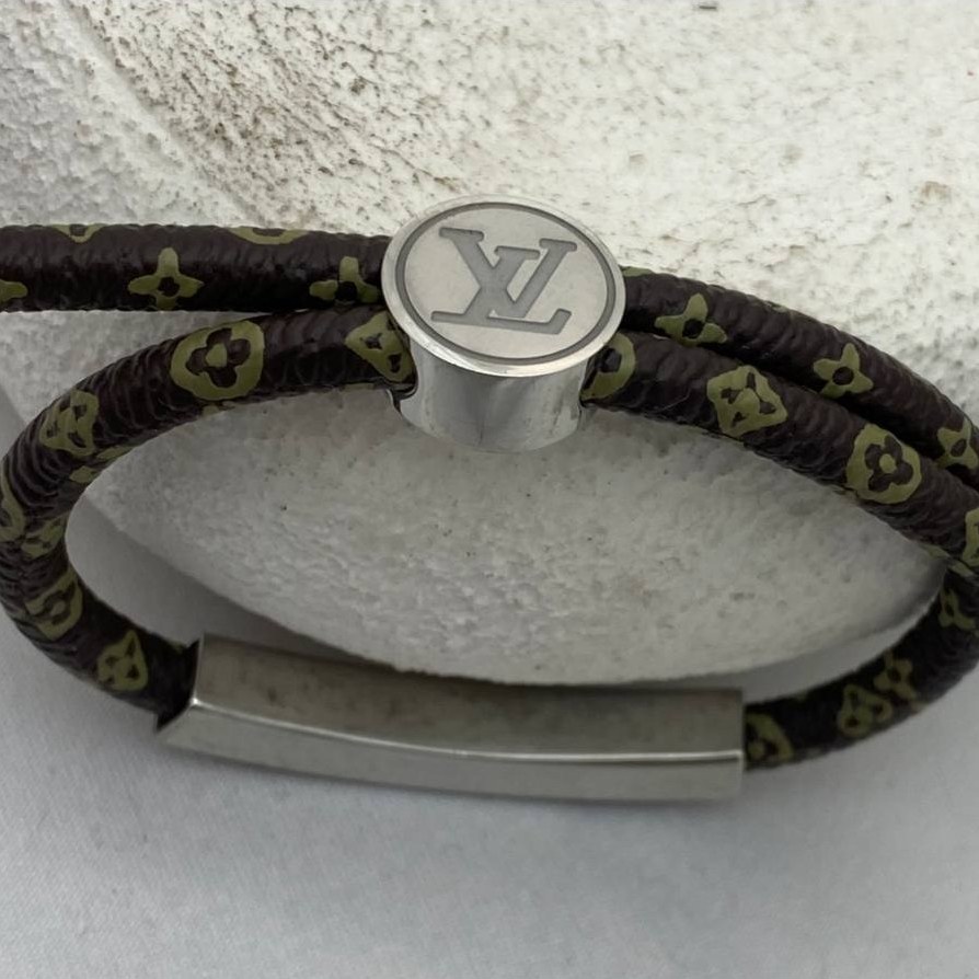 دستبند چرمی قفل استیل مردانه طرح لویی ویتون LOUIS VUITTON کیفیت چرم عالی رنگ ثابت کد tj (پس کرایه)