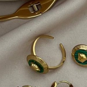 ست کامل گردنبند و ساعت رومانسون و دستبند و انگشتر و گوشواره استیل زنانه طرح ورساچه Versace رنگ ثابت کد tj (پس کرایه)