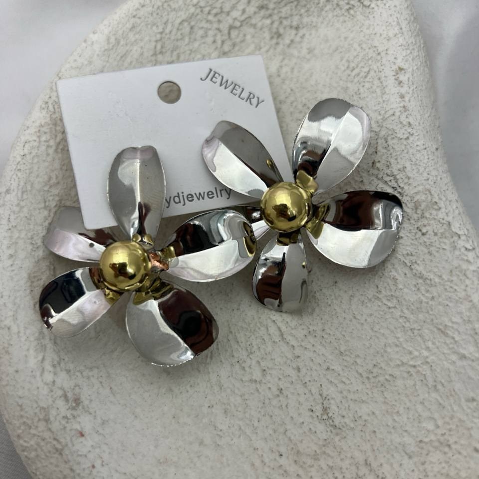 گوشواره آبکاری نقره طرح گل مروارید آویز تنوع طرح رنگ ثابت کد tj (پس کرایه)