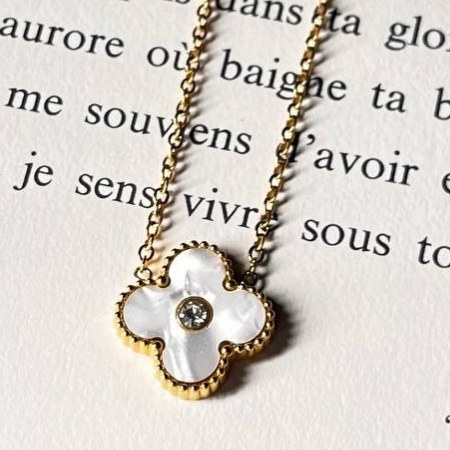 گردنبند و آویز استیل زنانه طرح گل ونکلیف وسط نگین Vancleef  رنگ ثابت کد tk (پس کرایه)