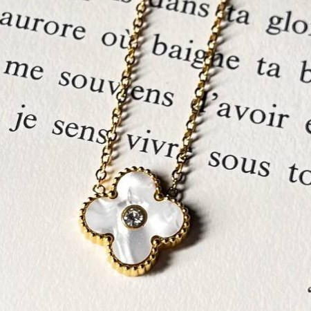 گردنبند و آویز استیل زنانه طرح گل ونکلیف وسط نگین Vancleef رنگ ثابت کد tk (پس کرایه)