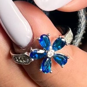 انگشتر زنانه آبکاری نقره طرح گل وسط نگین رنگ ثابت کد tk (پس کرایه)