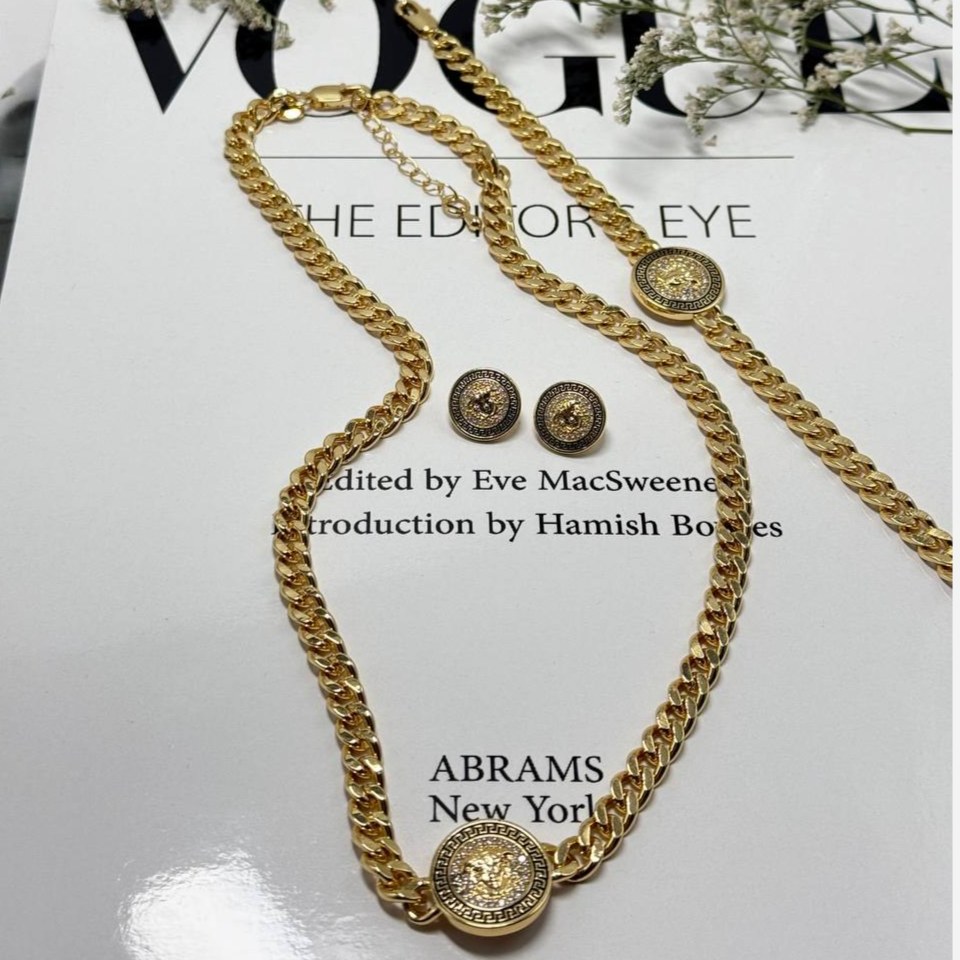 نیم ست گردنبند و دستبند و گوشواره طرح جواهری طرح ترکیبی کارتیر و ورساچه Versace نگین رنگ ثابت کد sm (پس کرایه)