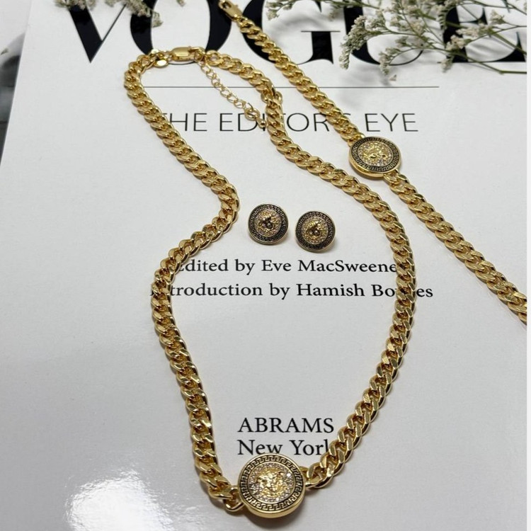 نیم ست گردنبند و دستبند و گوشواره طرح جواهری طرح ترکیبی کارتیر و ورساچه Versace نگین رنگ ثابت کد sm (پس کرایه)