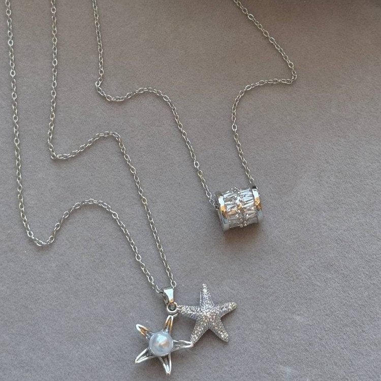 گردنبند و آویز پلاک طرح مربع نگین سبز و قرمز تنوع طرح رنگ ثابت کد sm (پس کرایه)