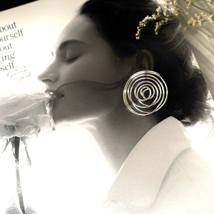 گوشواره آبکاری نقره طرح گل درشت میخی رنگ ثابت تنوع طرح کد sm (پس کرایه)