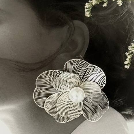 گوشواره آبکاری نقره طرح گل درشت وسط مروارید توری میخی رنگ ثابت کد sm (پس کرایه)