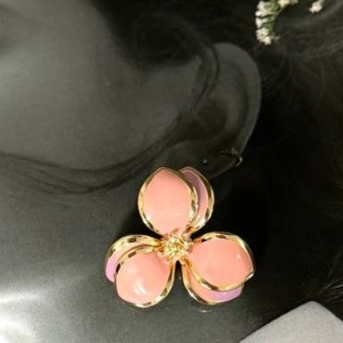 گوشواره آبکاری نقره طرح گل سه برگ وسط نگین میخی رنگ ثابت کد sm (پس کرایه)
