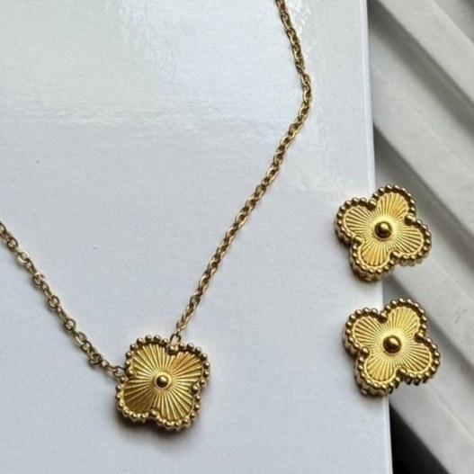 نیم ست گردنبند و گوشواره استیل زنانه طرح گل ونکلیف Vancleef  طلایی و نقره ای رنگ ثابت کد sm (پس کرایه)