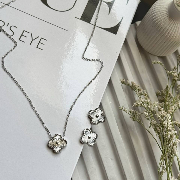 نیم ست گردنبند و گوشواره استیل زنانه طرح گل ونکلیف Vancleef طلایی و نقره ای رنگ ثابت کد sm (پس کرایه)