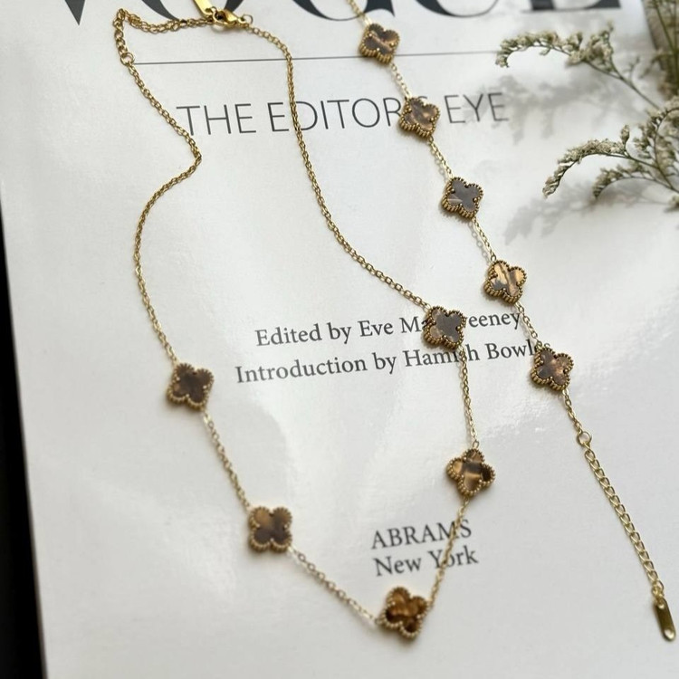 نیم ست گردنبند و دستبند استیل زنانه طرح گل ونکلیف Vancleef نگین رنگی طلایی و نقره رنگبندی کامل رنگ ثابت کد sm (پس کرایه)
