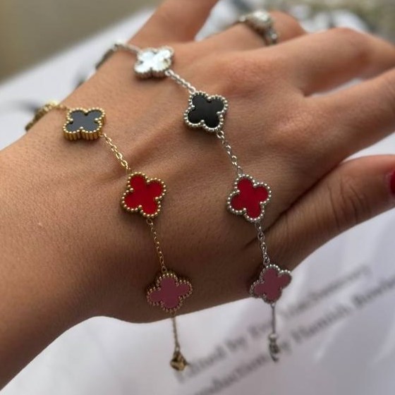 دستبند استیل زنانه طرح گل ونکلیف Vancleef نگین رنگی رنگ ثابت کد sm (پس کرایه)