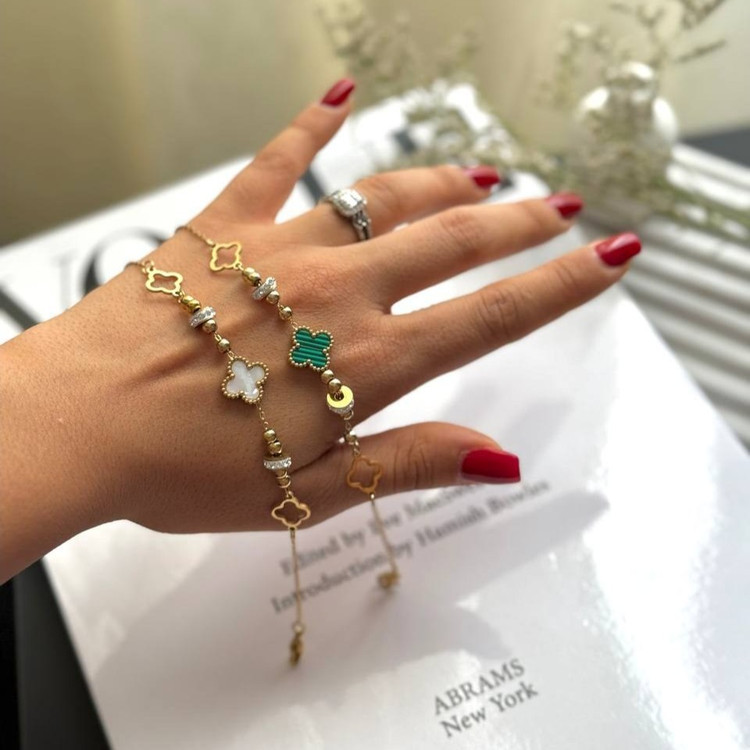 دستبند استیل زنانه طرح گل ونکلیف Vancleef سفید و سبز رنگ ثابت کد sm (پس کرایه)