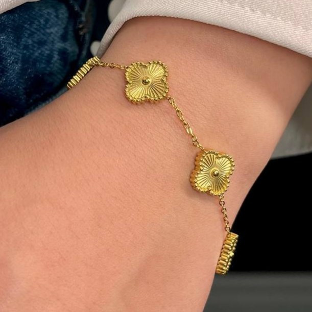 دستبند استیل زنانه طرح گل ونکلیف Vancleef طلایی رنگ ثابت کد tk
