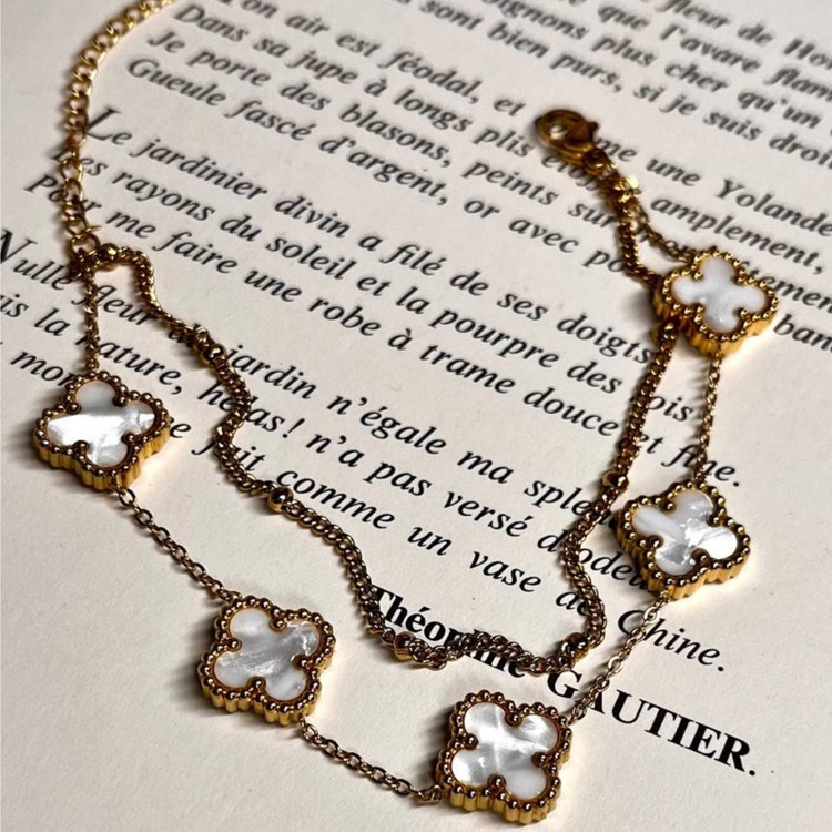 دستبند استیل زنانه طرح گل ونکلیف Vancleef دو لاین سبز و سفید رنگ ثابت کد tk