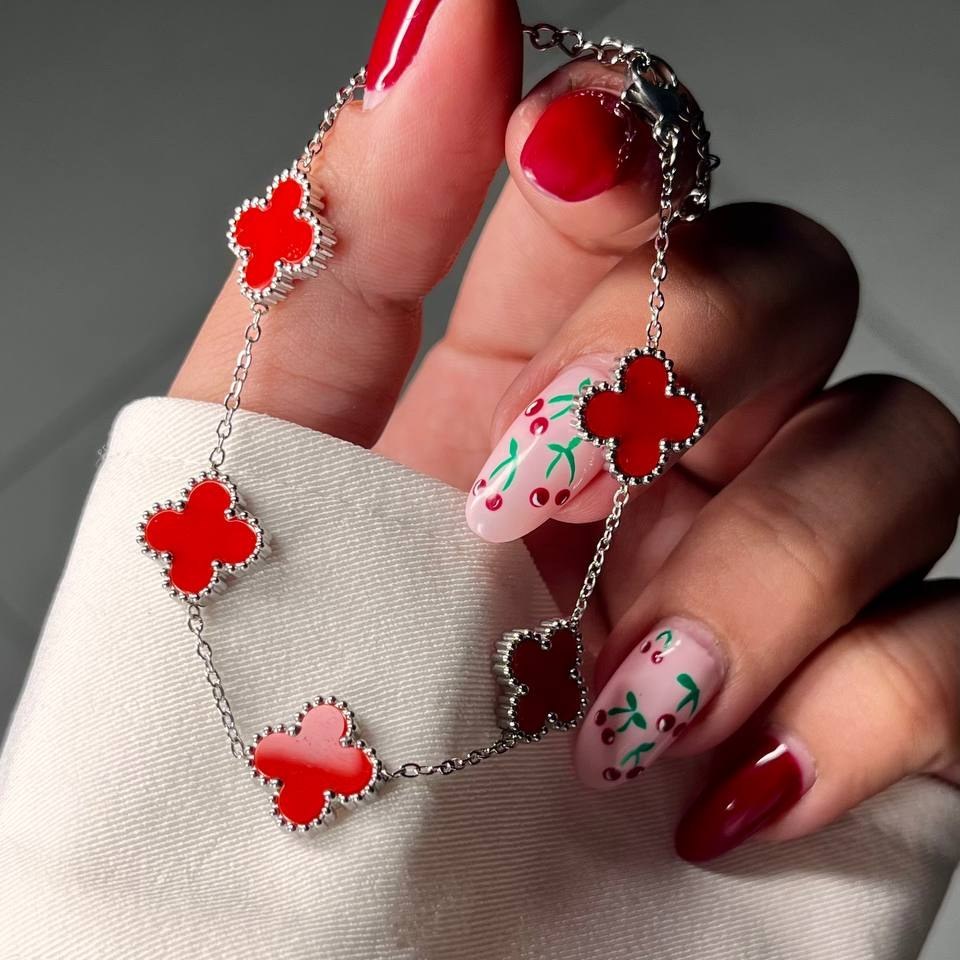 دستبند استیل زنانه طرح گل ونکلیف Vancleef سبز و قرمز رنگ ثابت کد tk
