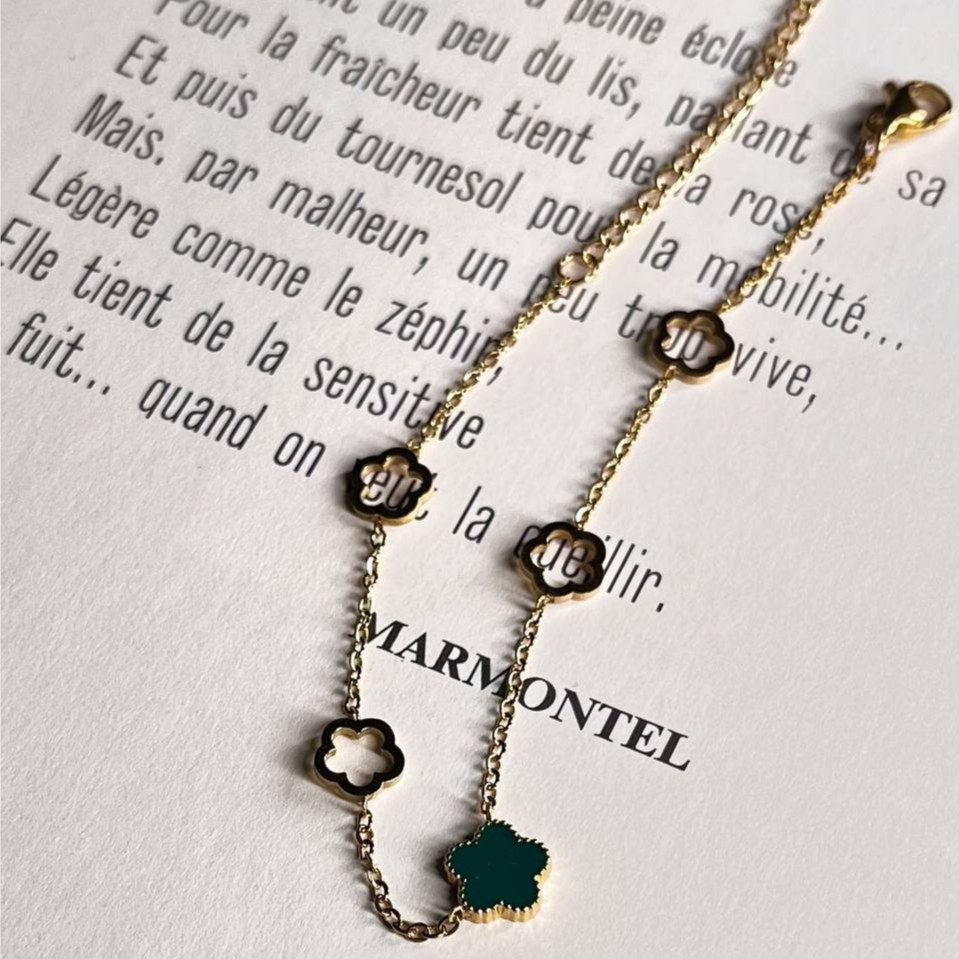دستبند استیل زنانه طرح گل ونکلیف Vancleef مشکی و سفید قفلی رنگ ثابت کد tk