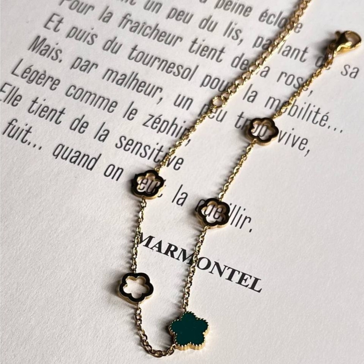 دستبند استیل زنانه طرح گل ونکلیف Vancleef مشکی و سفید قفلی رنگ ثابت کد tk