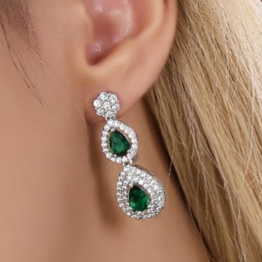 گوشواره طرح جواهری زنانه طرح گل اشک آویز نگین سبز و سفید رنگ ثابت کد mp